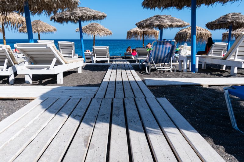 plaja Perissa din insula Santorini