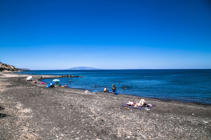 plaja vorvoulos din insula santorini